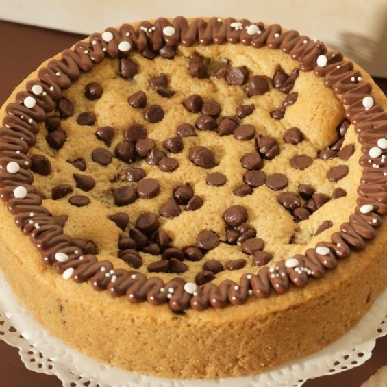 Cookie cake de Piacere Bakery con chispas de chocolate y borde decorado
