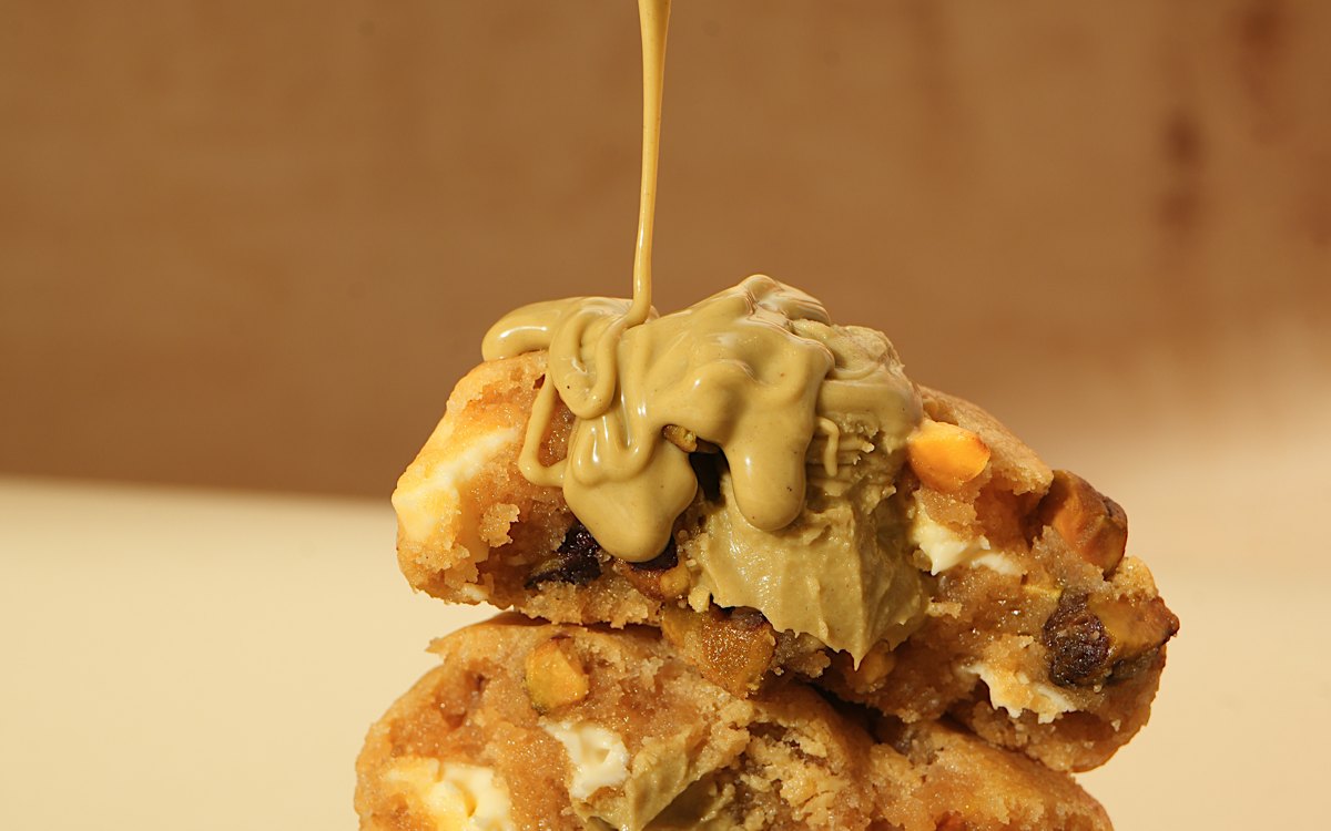 Galletas rellenas de pistacho de Piacere Bakery con crema de pistacho encima