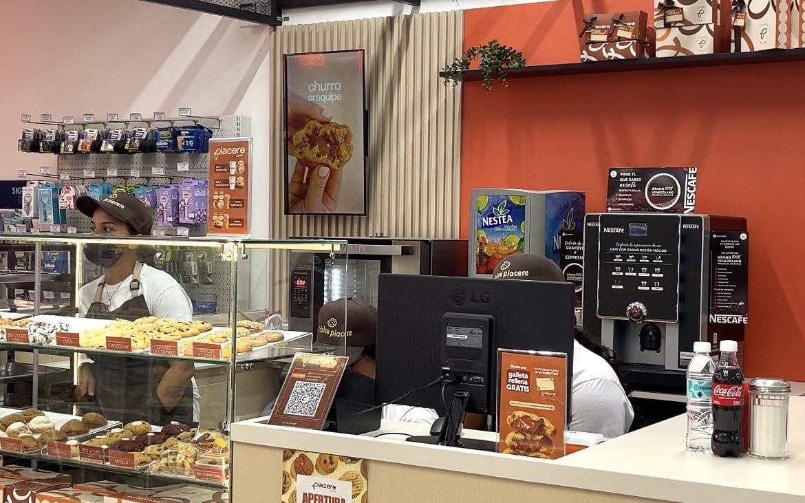 Punto de Piacere Bakery dentro de FarmaExpress en la Circunvalación 2