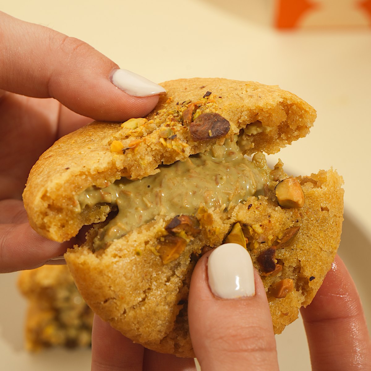 Galleta rellena de pistacho partida por la mitad