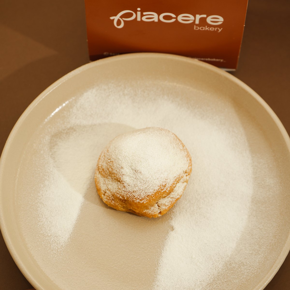 Galleta rellena de caramelo salado de Piacere Bakery